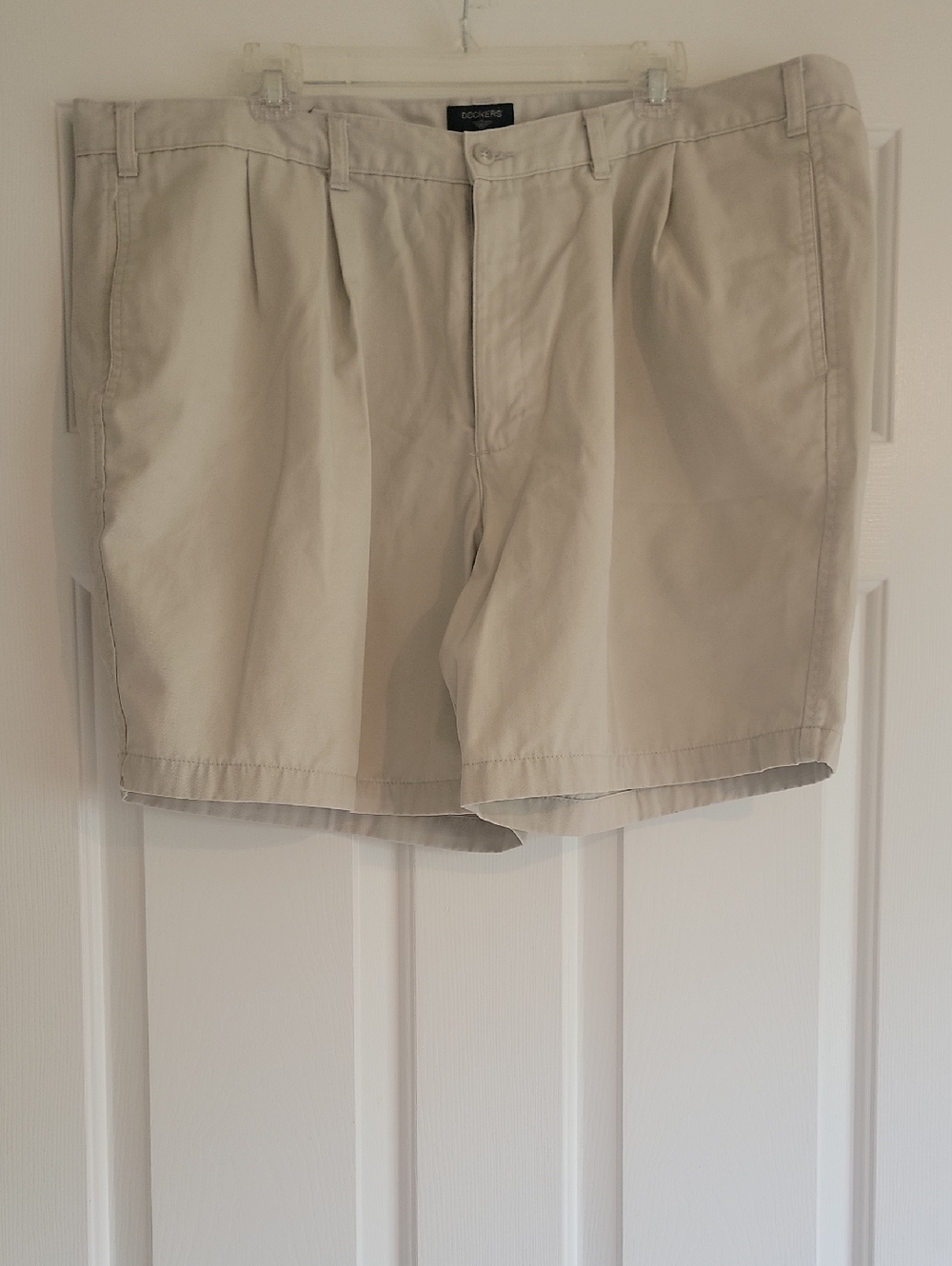 Dockers Men's Flat Front Shorts in Light Khaki, Size 44